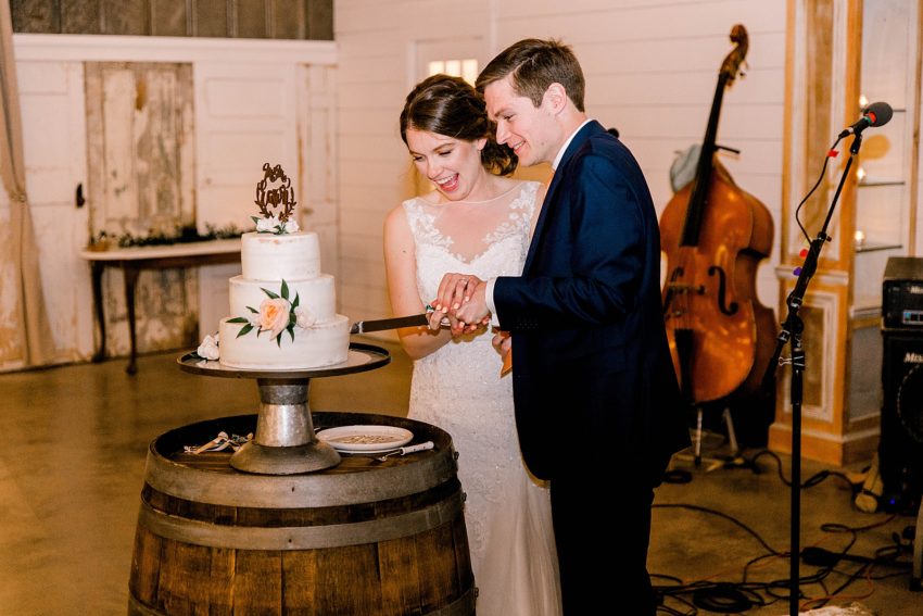 Peach and Sage Spring Wedding (Axtell, Texas) | Becca Sue Photography - www.beccasuephotography.com