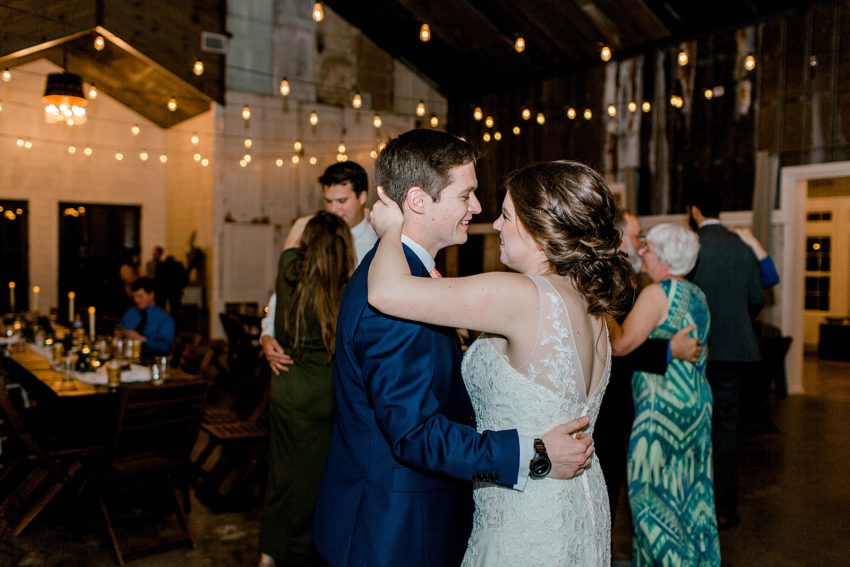 Peach and Sage Spring Wedding (Axtell, Texas) | Becca Sue Photography - www.beccasuephotography.com