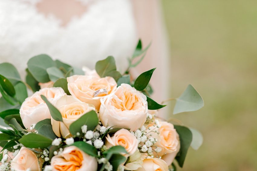 Peach and Sage Spring Wedding (Axtell, Texas) | Becca Sue Photography - www.beccasuephotography.com