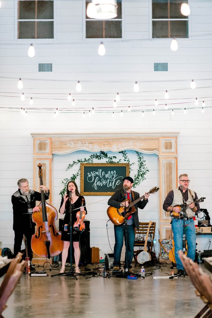 Peach and Sage Spring Wedding (Axtell, Texas) | Becca Sue Photography - www.beccasuephotography.com