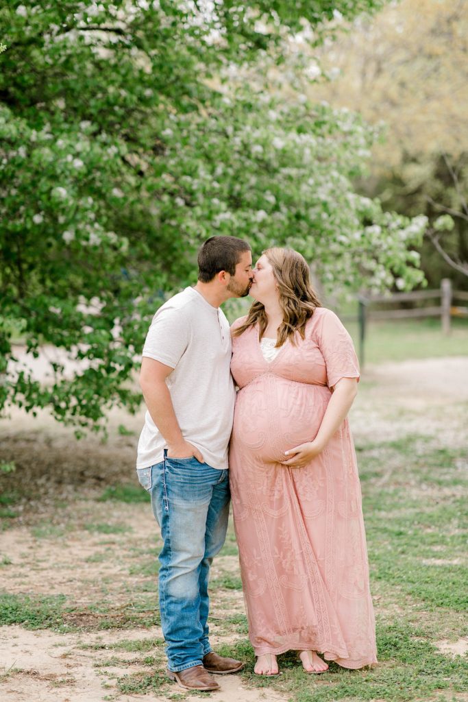 Sweet Spring Maternity Session (Euless, TX)| Becca Sue Photography - beccasuephotography.com