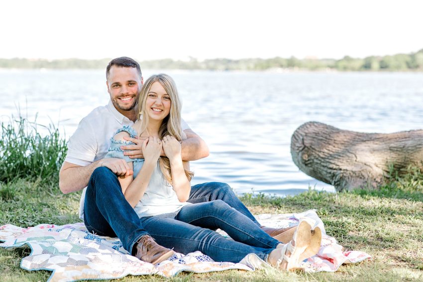 Lakeside Engagement Session (Dallas, Texas) | Becca Sue Photography - www.beccasuephotography.com