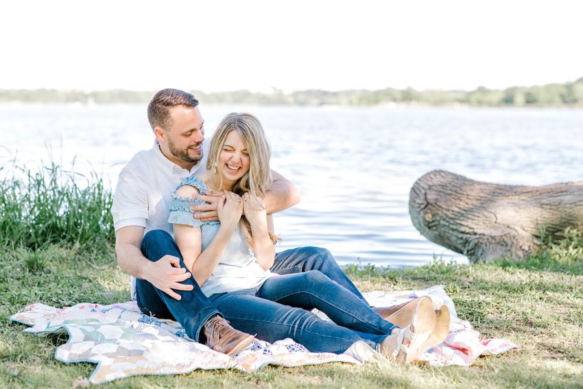 Lakeside Engagement Session (Dallas, Texas) | Becca Sue Photography - www.beccasuephotography.com
