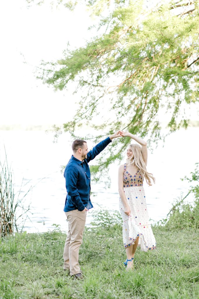 Lakeside Engagement Session (Dallas, Texas) | Becca Sue Photography - www.beccasuephotography.com