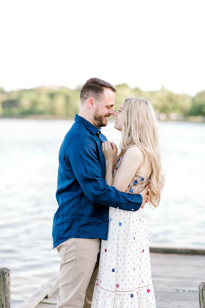 Lakeside Engagement Session (Dallas, Texas) | Becca Sue Photography - www.beccasuephotography.com