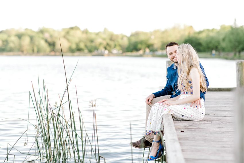 Lakeside Engagement Session (Dallas, Texas) | Becca Sue Photography - www.beccasuephotography.com