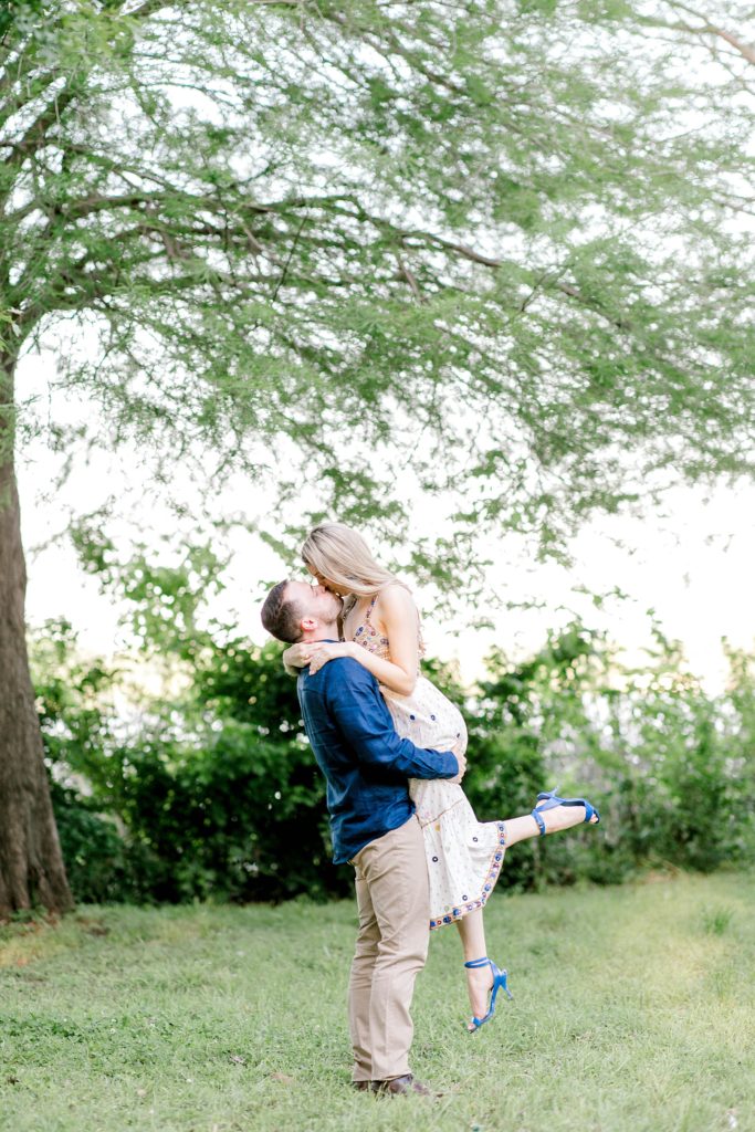 Lakeside Engagement Session (Dallas, Texas) | Becca Sue Photography - www.beccasuephotography.com