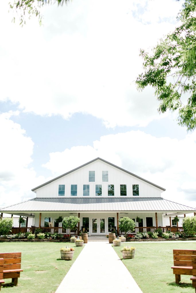 Rustic Chic Spring Wedding (Emory, Texas) | Becca Sue Photography - www.beccasuephotography.com