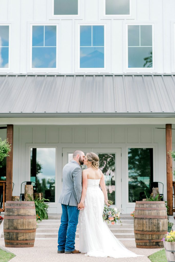 Rustic Chic Spring Wedding (Emory, Texas) | Becca Sue Photography - www.beccasuephotography.com