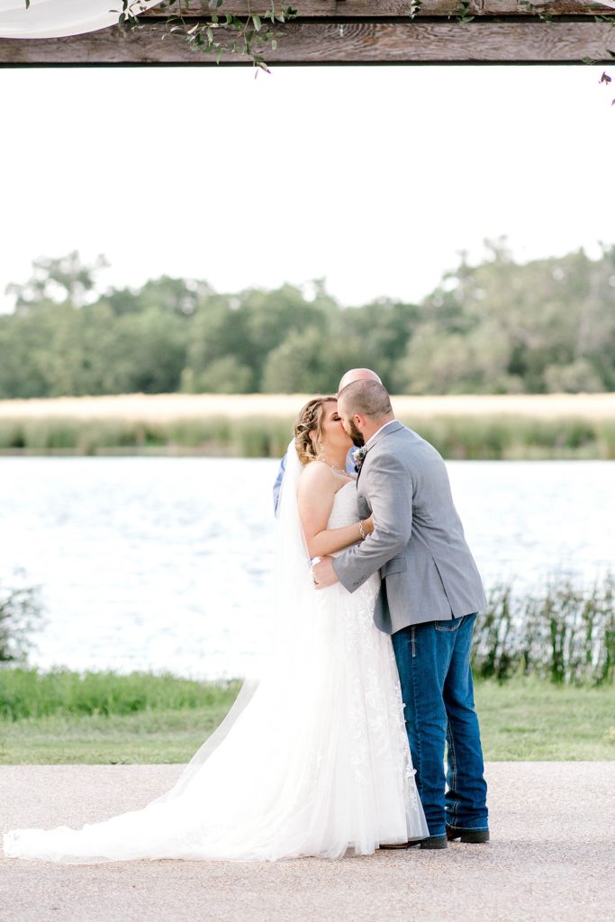 Rustic Chic Spring Wedding (Emory, Texas) | Becca Sue Photography - www.beccasuephotography.com
