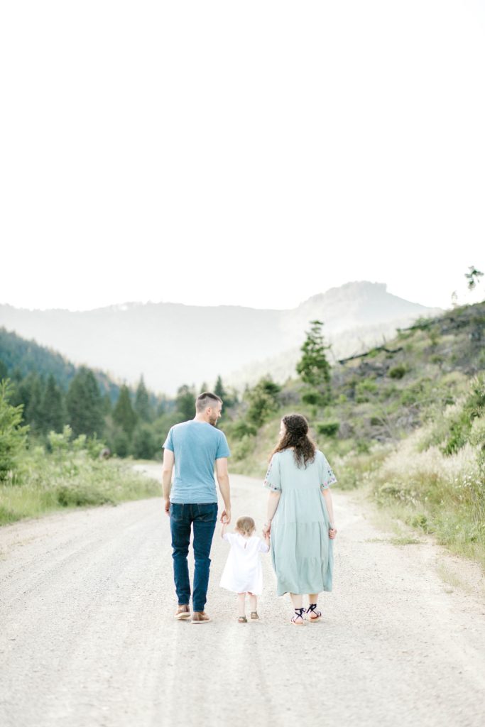 Mountain Maternity Session (Glendale, Oregon) | Becca Sue Photography - www.beccasuephotography.com