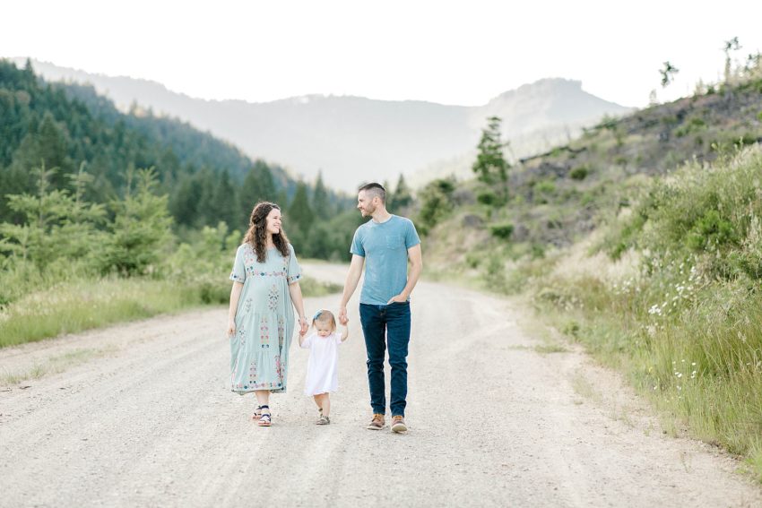 Mountain Maternity Session (Glendale, Oregon) | Becca Sue Photography - www.beccasuephotography.com