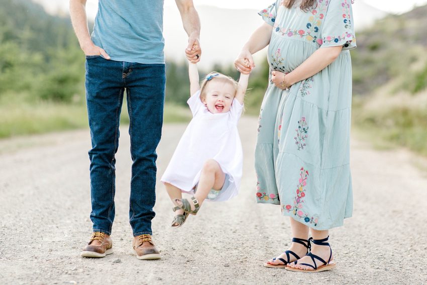 Mountain Maternity Session (Glendale, Oregon) | Becca Sue Photography - www.beccasuephotography.com