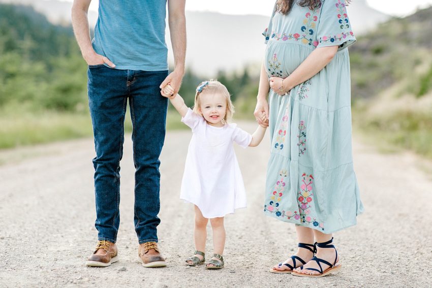 Mountain Maternity Session (Glendale, Oregon) | Becca Sue Photography - www.beccasuephotography.com