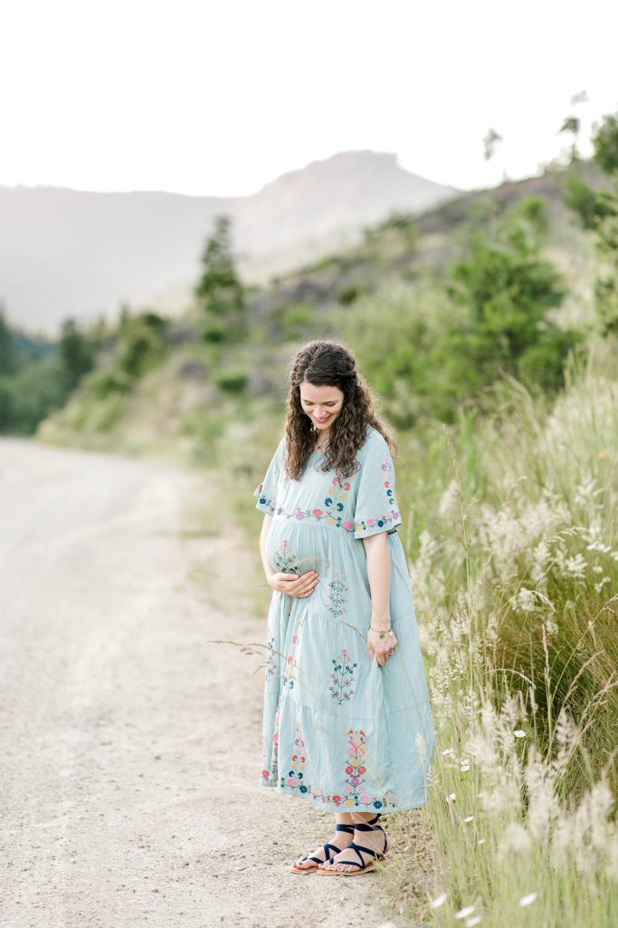 Mountain Maternity Session (Glendale, Oregon) | Becca Sue Photography - www.beccasuephotography.com