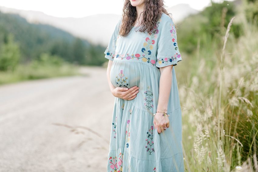Mountain Maternity Session (Glendale, Oregon) | Becca Sue Photography - www.beccasuephotography.com
