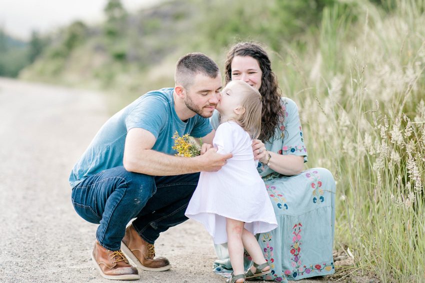 Mountain Maternity Session (Glendale, Oregon) | Becca Sue Photography - www.beccasuephotography.com