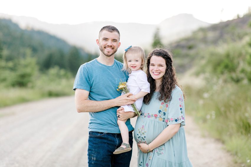 Mountain Maternity Session (Glendale, Oregon) | Becca Sue Photography - www.beccasuephotography.com