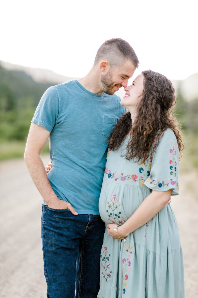 Mountain Maternity Session (Glendale, Oregon) | Becca Sue Photography - www.beccasuephotography.com