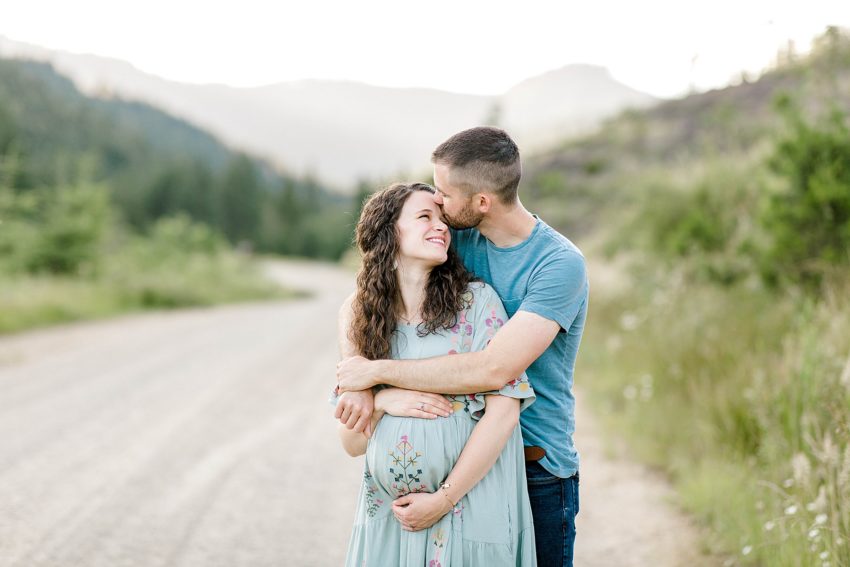 Mountain Maternity Session (Glendale, Oregon) | Becca Sue Photography - www.beccasuephotography.com