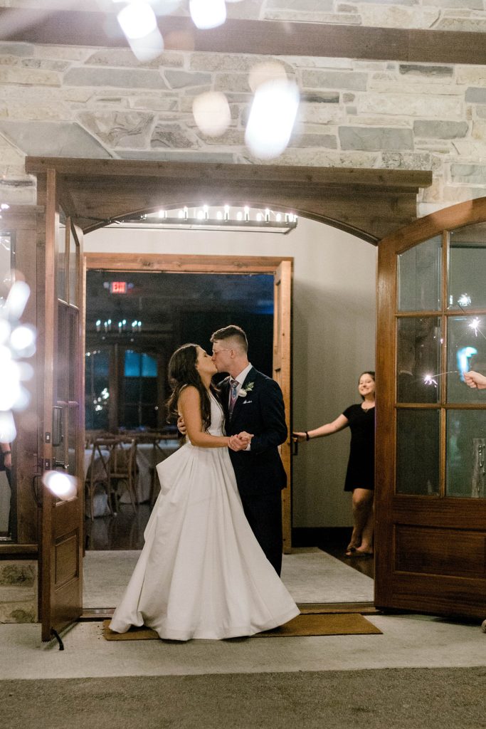 Romantic Summer Wedding (McKinney, Texas) | Becca Sue Photography - www.beccasuephotography.com