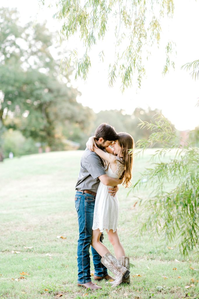 Summer Creek Engagement Session (Flower Mound, Texas) | Becca Sue Photography - www.beccasuephotography.com