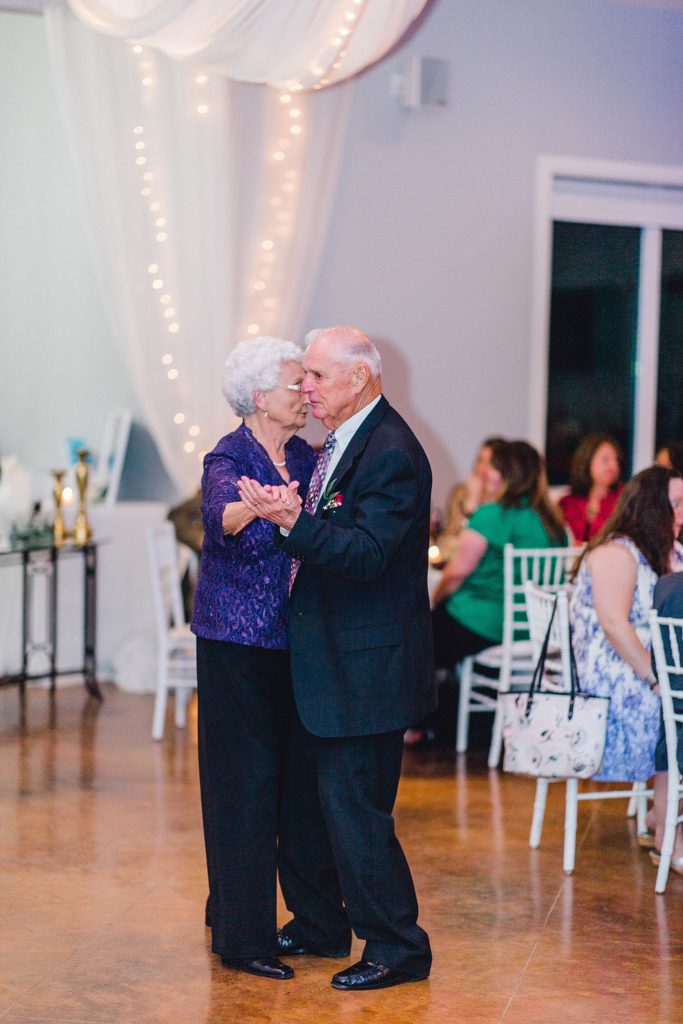 Navy and Blush Fall Wedding (Krum, Texas) | Becca Sue Photography - www.beccasuephotography.com