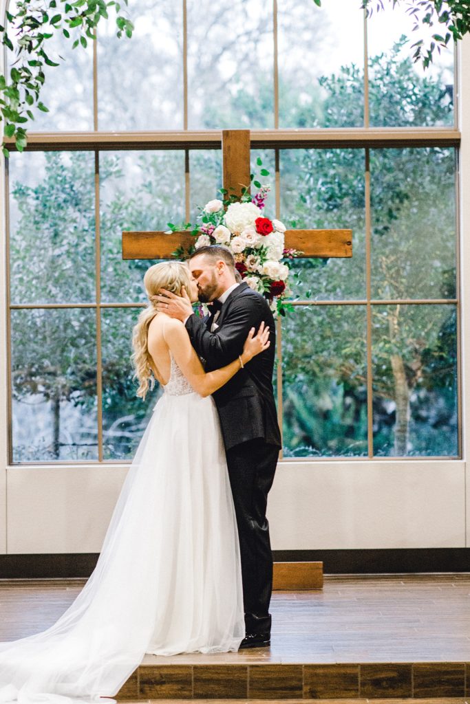 Black and Burgundy Winter Wedding (Grapevine, Texas) | Becca Sue Photography - www.beccasuephotography.com