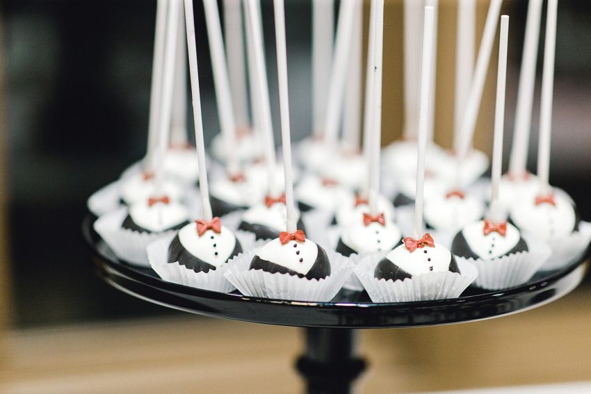 Black and Burgundy Winter Wedding (Grapevine, Texas) | Becca Sue Photography - www.beccasuephotography.com