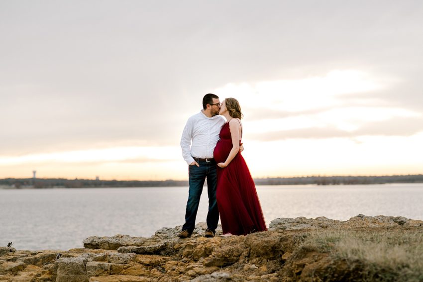 Lakeside Maternity Session (Grapevine, Texas) | Becca Sue Photography - beccasuephotography.com