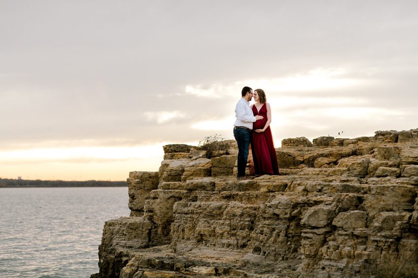 Lakeside Maternity Session (Grapevine, Texas) | Becca Sue Photography - beccasuephotography.com