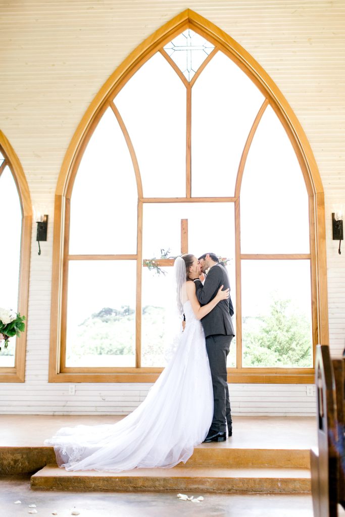 Sweet Summer Wedding (Weatherford, Texas) | Becca Sue Photography www.beccasuephotography.com