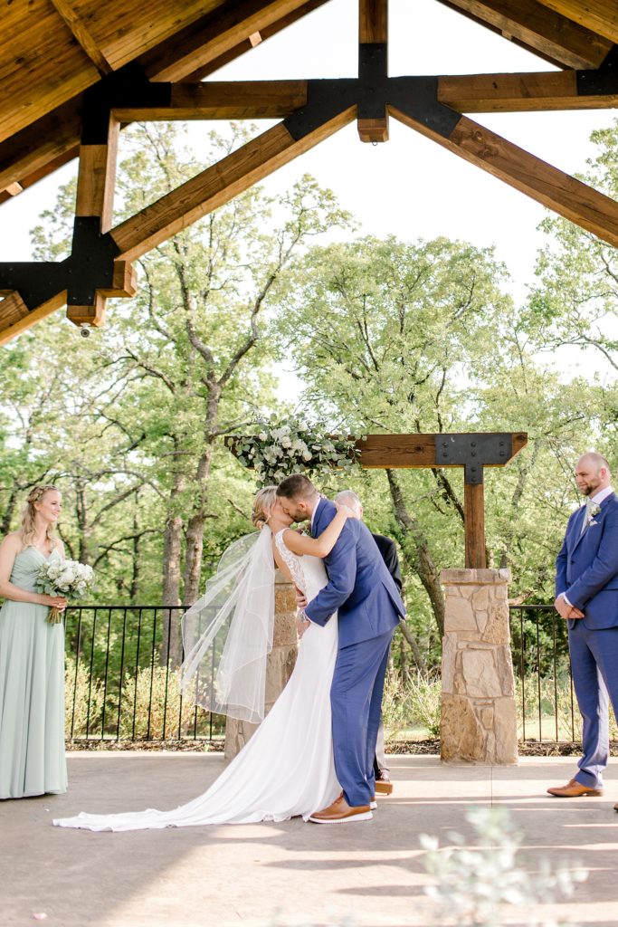 Sage and Blue Spring Wedding (Aubrey, Texas) | beccasuephotography.com