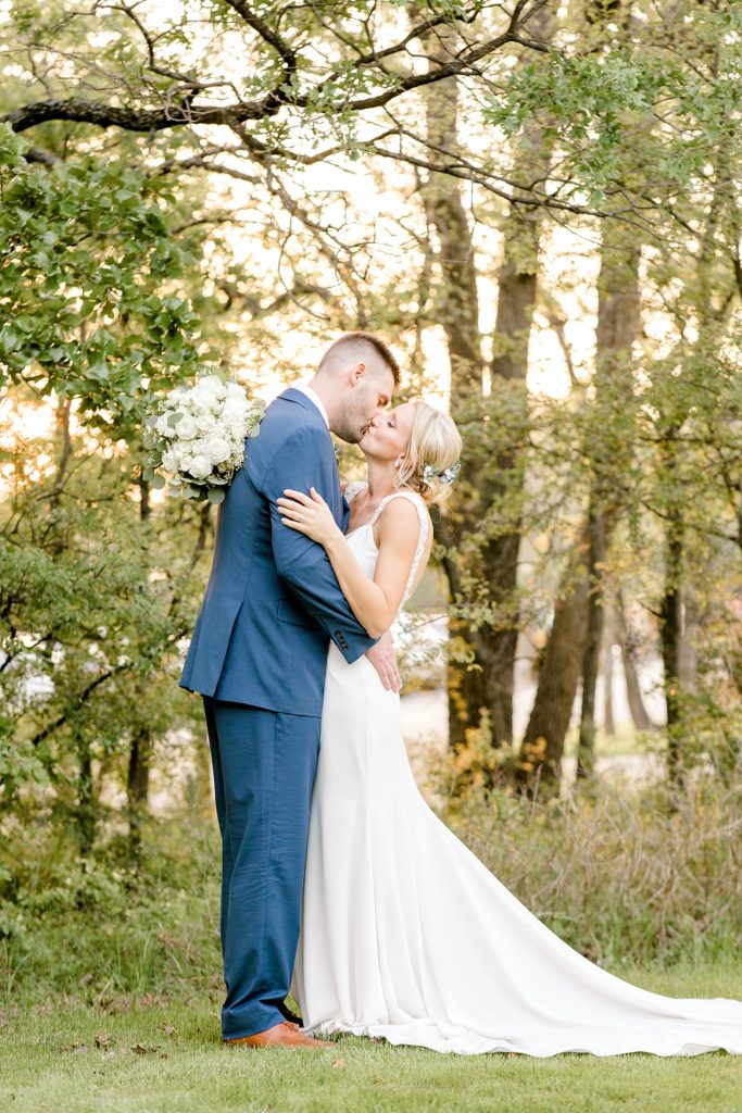 Sage and Blue Spring Wedding (Aubrey, Texas) | beccasuephotography.com