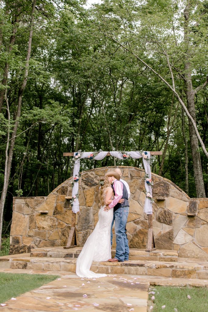 Sweet and Simple Spring Wedding (Tyler, Texas) | Becca Sue Photography www.beccasuephotography.com