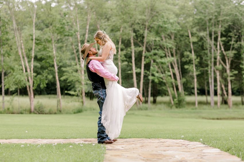 Sweet and Simple Spring Wedding (Tyler, Texas) | Becca Sue Photography www.beccasuephotography.com