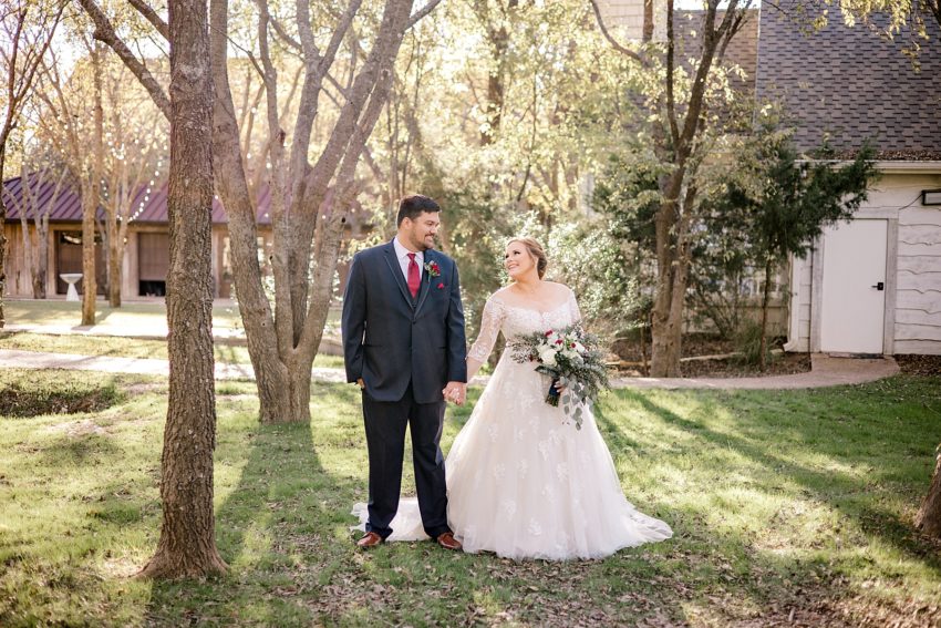 Beautiful Navy and Burgundy Fall Wedding (Midlothian, Texas) | read more at beccasuephotography.com