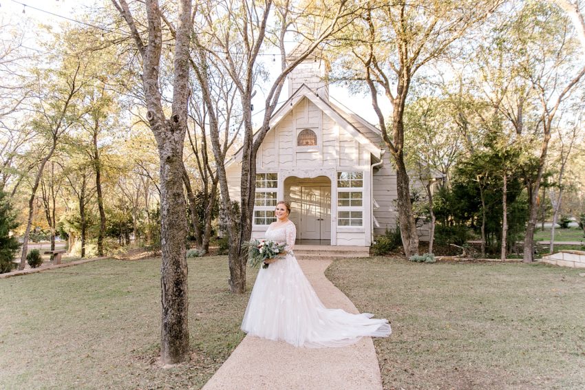 Beautiful Navy and Burgundy Fall Wedding (Midlothian, Texas) | read more at beccasuephotography.com