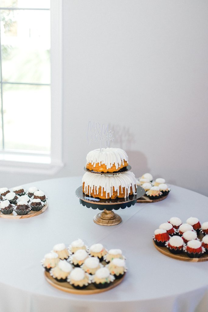 Green and Gray Winter Wedding (Waxahachie, Texas) | read more at beccasuephotography.com