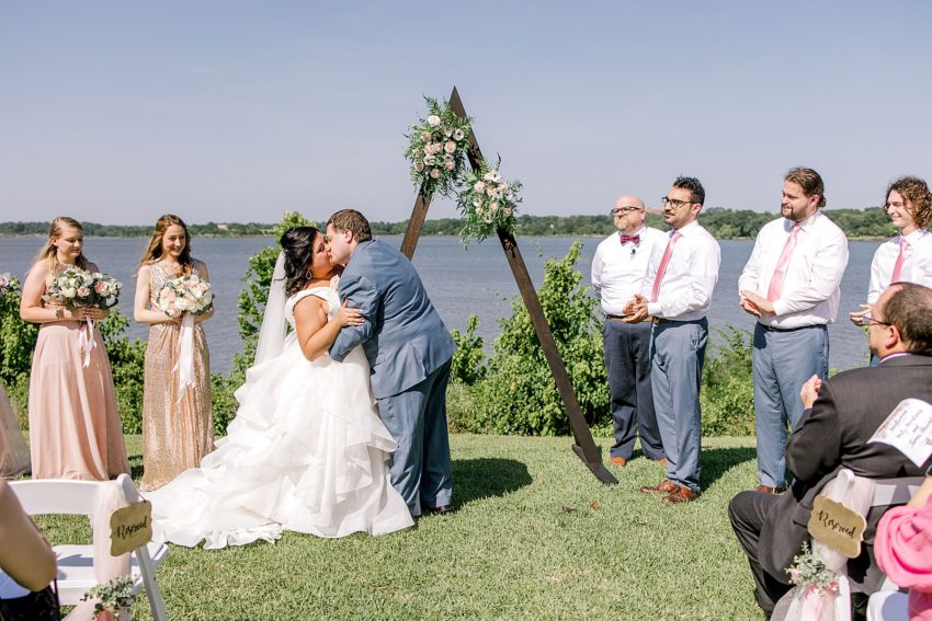 Blush and Gold Summer Wedding (Dallas, Texas) | Becca Sue Photography www.beccasuephotography.com