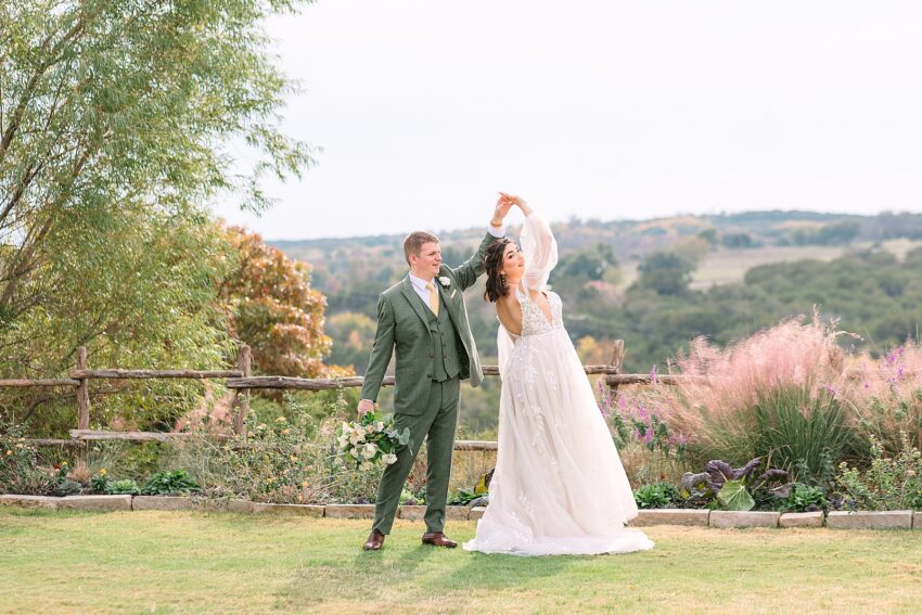 Emerald and Gold Fall Wedding (Weatherford, Texas) | read more at beccasuephotography.com